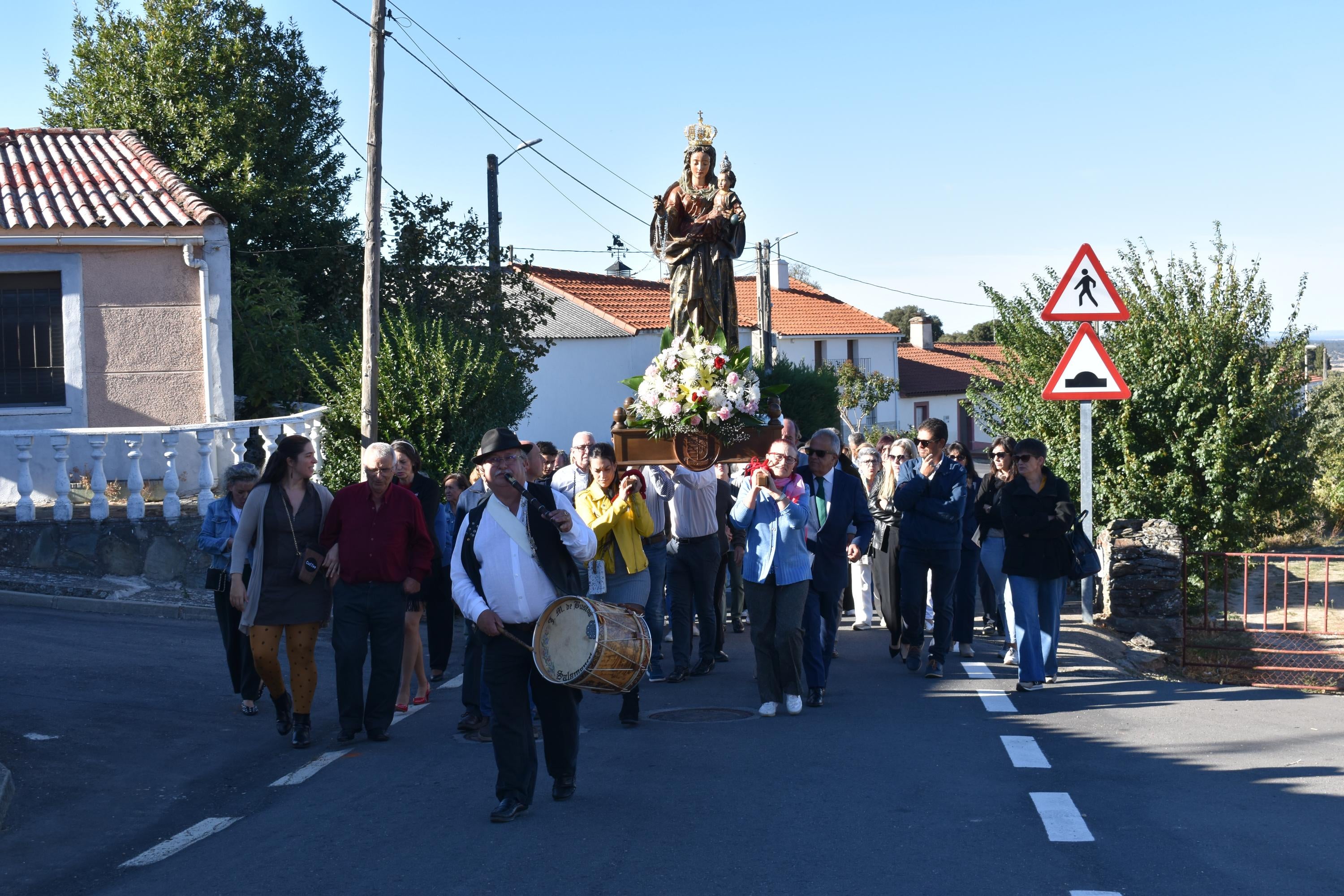 Las Veguillas venera a la Virgen del Rosario