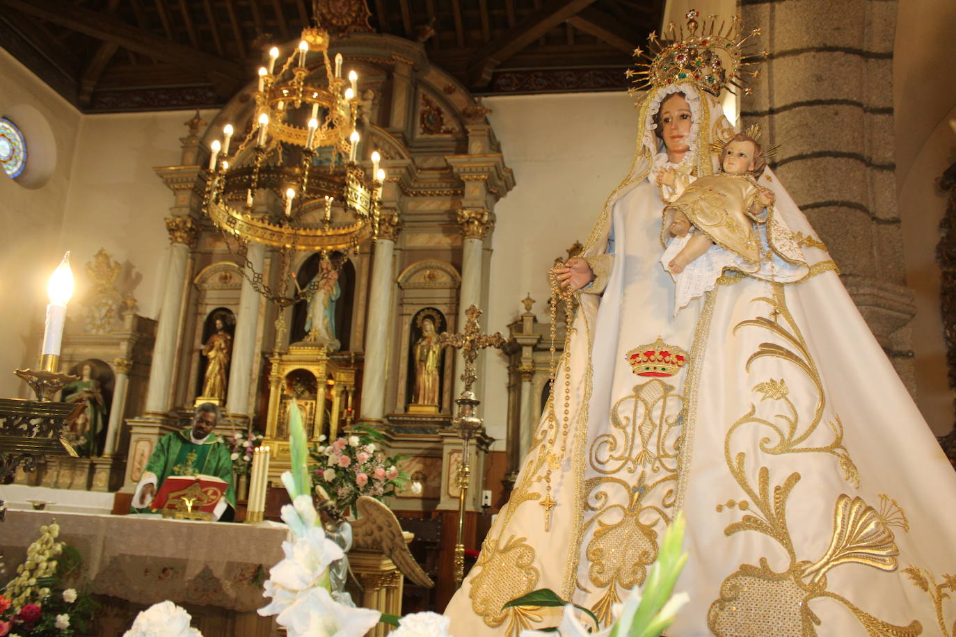 Fuentes de Béjar mantiene vivo el culto a la Virgen del Rosario