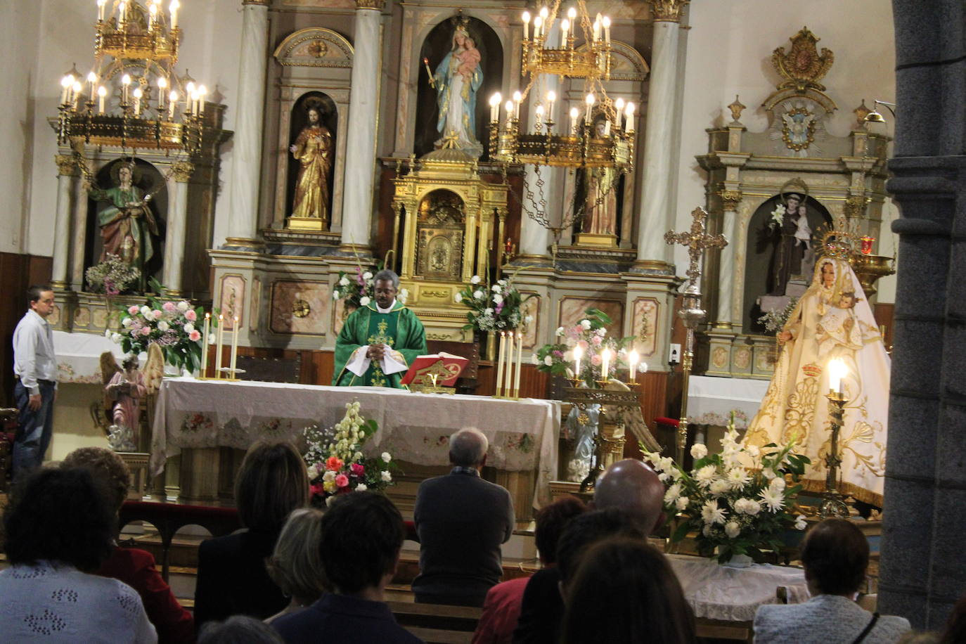 Fuentes de Béjar mantiene vivo el culto a la Virgen del Rosario