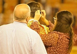 Momento en el que Sabela Castaño le corta la coleta a su padre, en presencia de su abuelo.