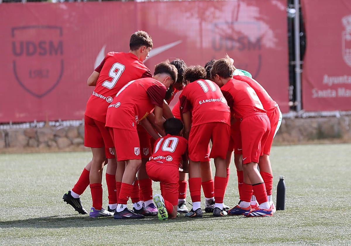 Equipo infantil de la Unión Deportiva Santa Marta en un partido.