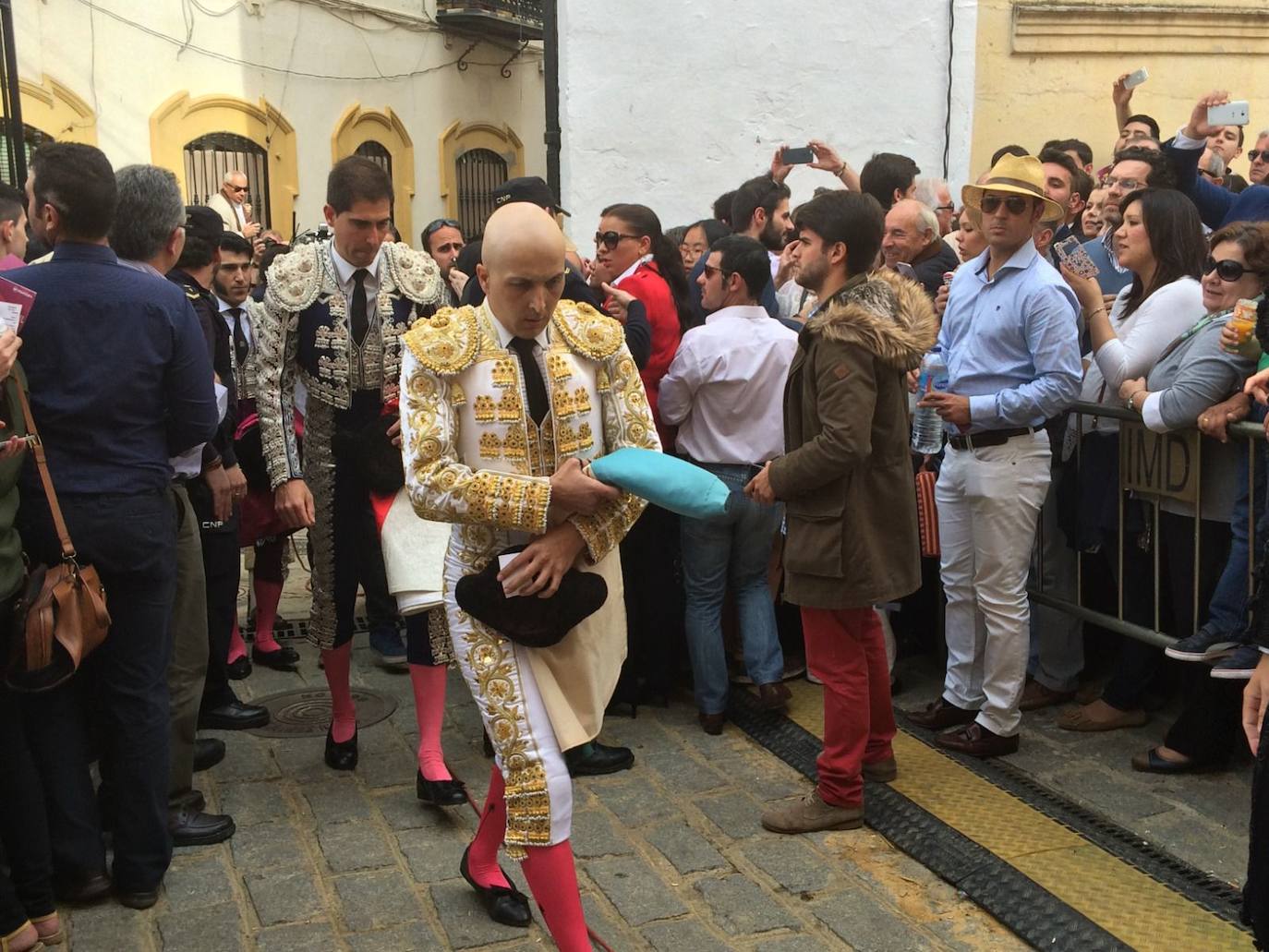 Javier Castaño, llegando a La Maestranza de Sevilla el día que reapareció tras superar el cáncer.