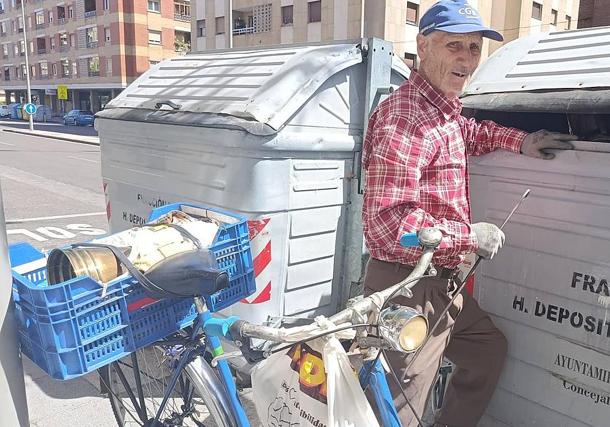 Jerónimo Sánchez recorre las calles con su bicicleta en busca de objetos que le sirvan en los contenedores.