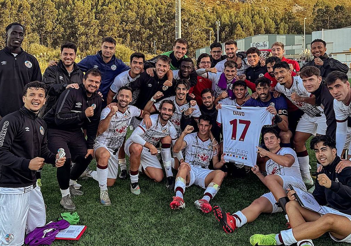Los jugadores del Salamanca UDS celebran el triunfo ante el Sámano portando la camiseta se su compañero Davo.