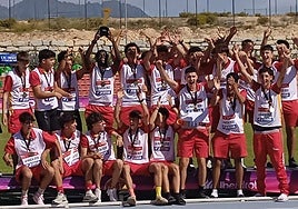 El equipo masculino sub 16 celebra su victoria en el Campeonato de España.