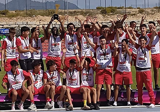 El equipo masculino sub 16 celebra su victoria en el Campeonato de España.