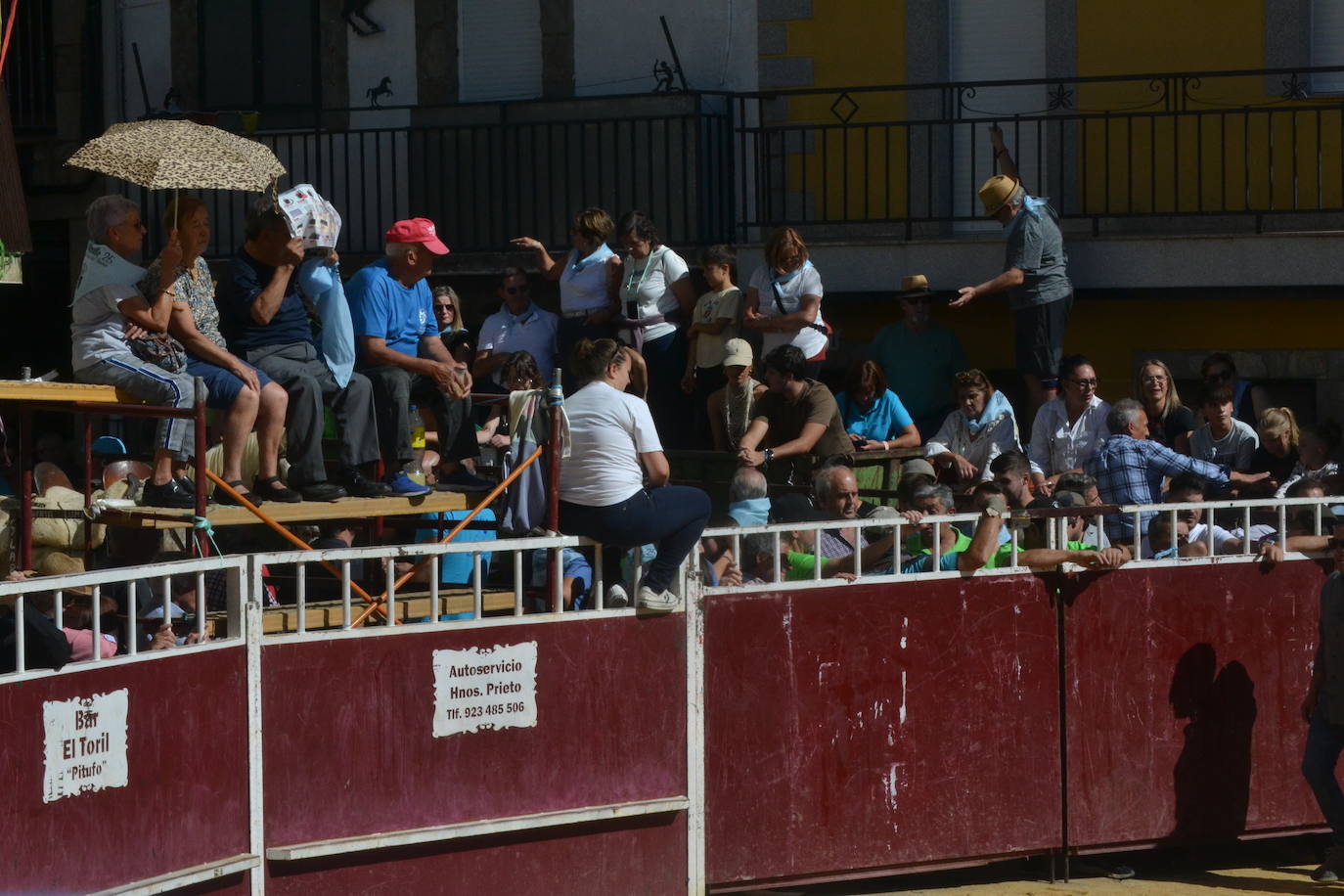 Bello encierro a caballo en las calles de El Maíllo