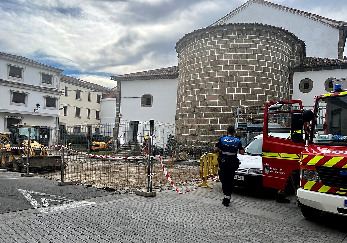 Imagen principal - Dispositivo en la fuga de gas detectada en el barrio de San Juan en Béjar.