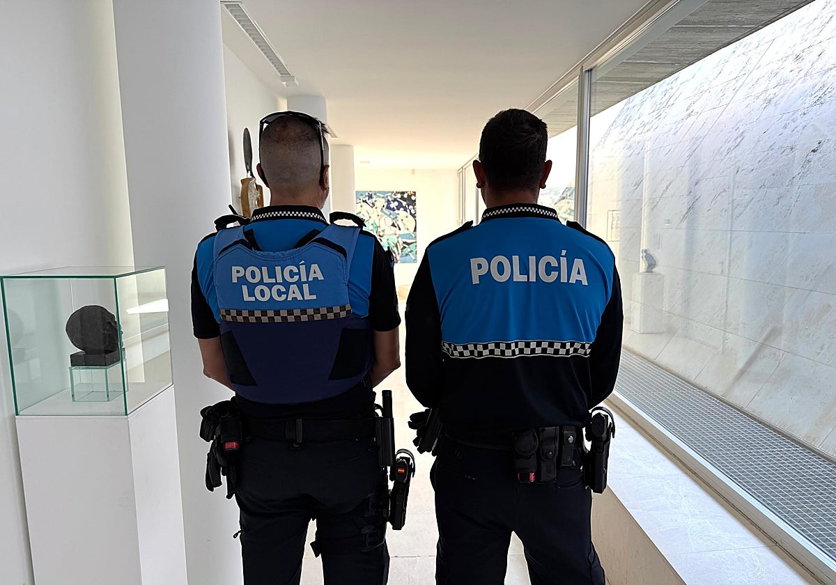 Dos de los agentes de la Policía Local de Santa Marta de Tormes.