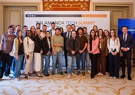 El alcalde de Salamanca, Carlos García Carbayo, junto a jóvenes talentos en la presentación de Salamanca Tech Summit 2025.