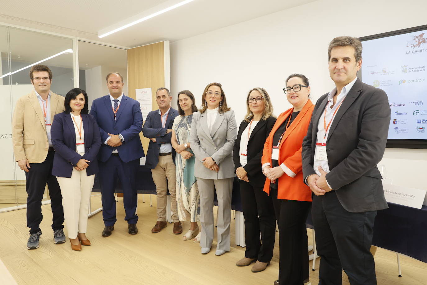 Rafael Sánchez (Cobadu); Belén Rodríguez (AgroBank, de CaixaBank); Roberto Martín (alcalde de Guijuelo); Juan Luis Delgado (Asaja Salamanca), Susana Madaleno (LA GACETA); María González (consejera de Agricultura de la Junta); María Teresa Escribano (Universidad de Salamanca); Adriana Casillas (Tebrio) y Antonio Sánchez (Carpisa Foods).
