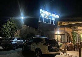 Guardia Civil a las puertas del establecimiento tras el asalto en 2023.