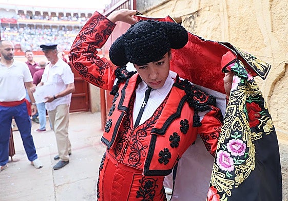 Marco Pérez, liándose el capote de paseo en el patio de cuadrillas antes de hacer el paseíllo en la plaza de toros de La Glorieta el 19 de septiembre.