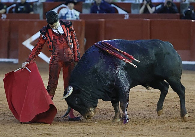 Derechazo de Marco Pérez a Volador, el sexto toro de García Jiménez, al que le cortó las dos orejas en La Glorieta el pasado 19 de septiembre.