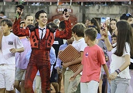 Marco Pérez, en la vuelta triunfal, rodeado de jóvenes en la plaza de toros de La Glorieta.