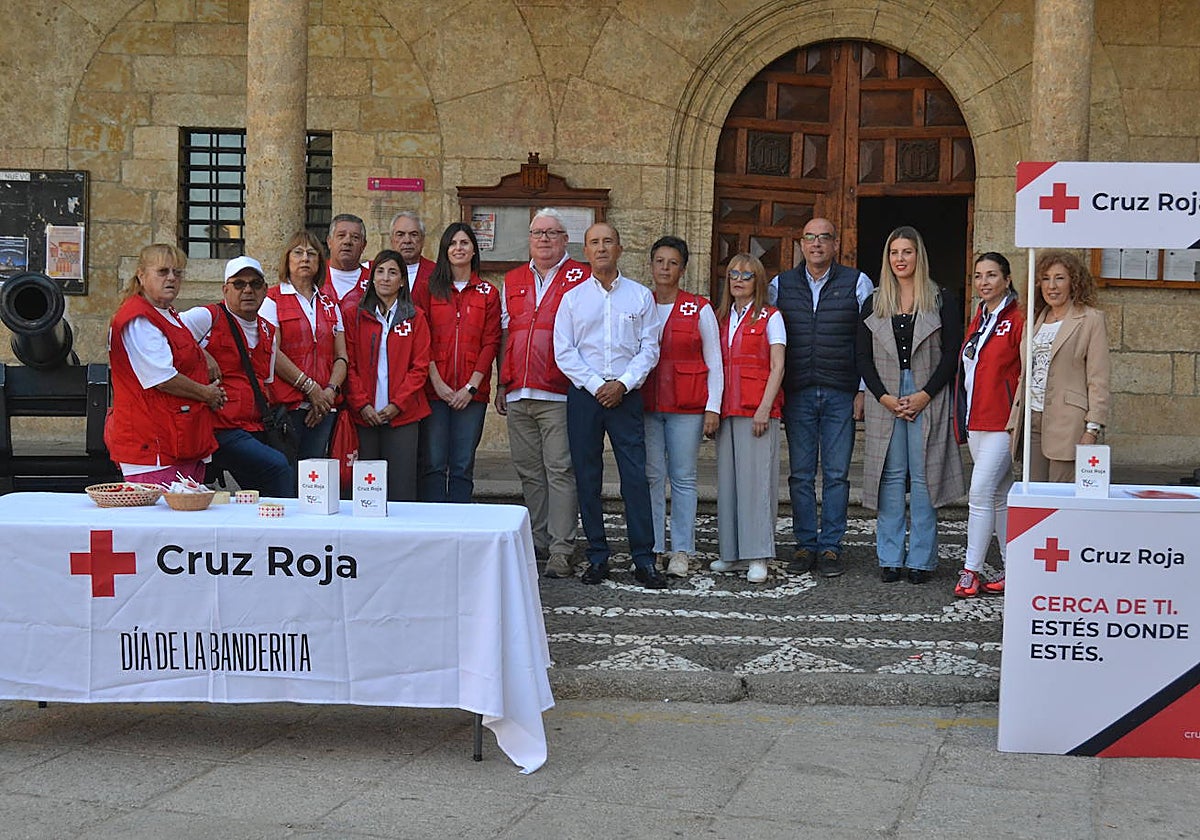 Voluntarios y autoridades locales en la Plaza Mayor