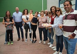 Un grupo de vecinos de Aldehuela de la Bóveda, en la degustación de jamón en el pabellón.