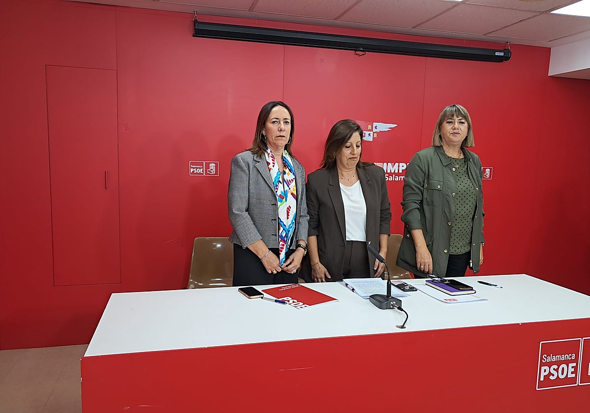 Rosa Rubio, Lourdes Rubio y María García, en la sede del PSOE de Salamanca.