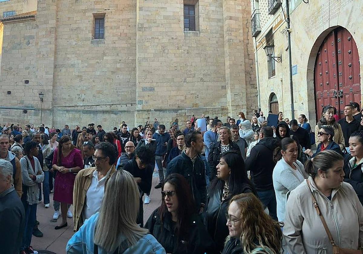 Colas en las inmediaciones de la Cámara de Comercio.