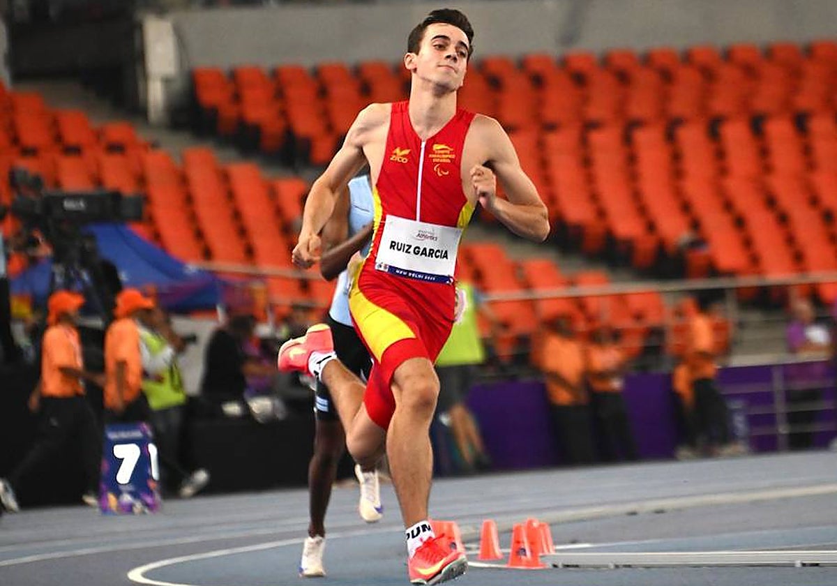 El salmantino Diego Ruiz durante la prueba de los 400 metros lisos en la India.