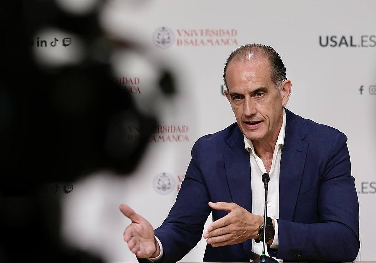 El director territorial de Recoletas Salud, Óscar Iglesias, en la Universidad de Salamanca.