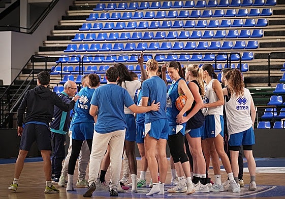 Jugadoras y técnicos de Avenida, en el entrenamiento del lunes en Würzburg.
