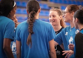 Anna Montañana, con sus jugadoras en un entrenamiento.