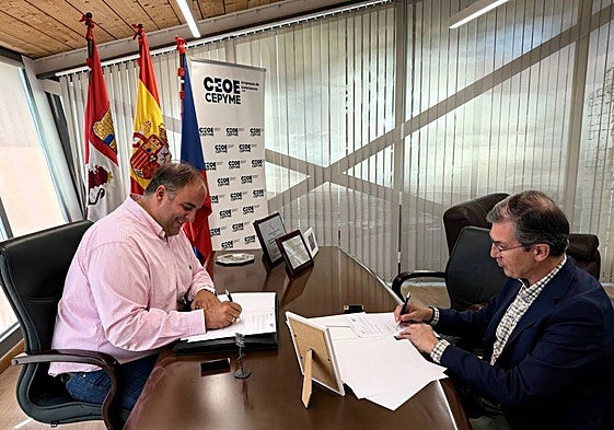 La firma se produjo en el Ayuntamiento de Guijuelo.