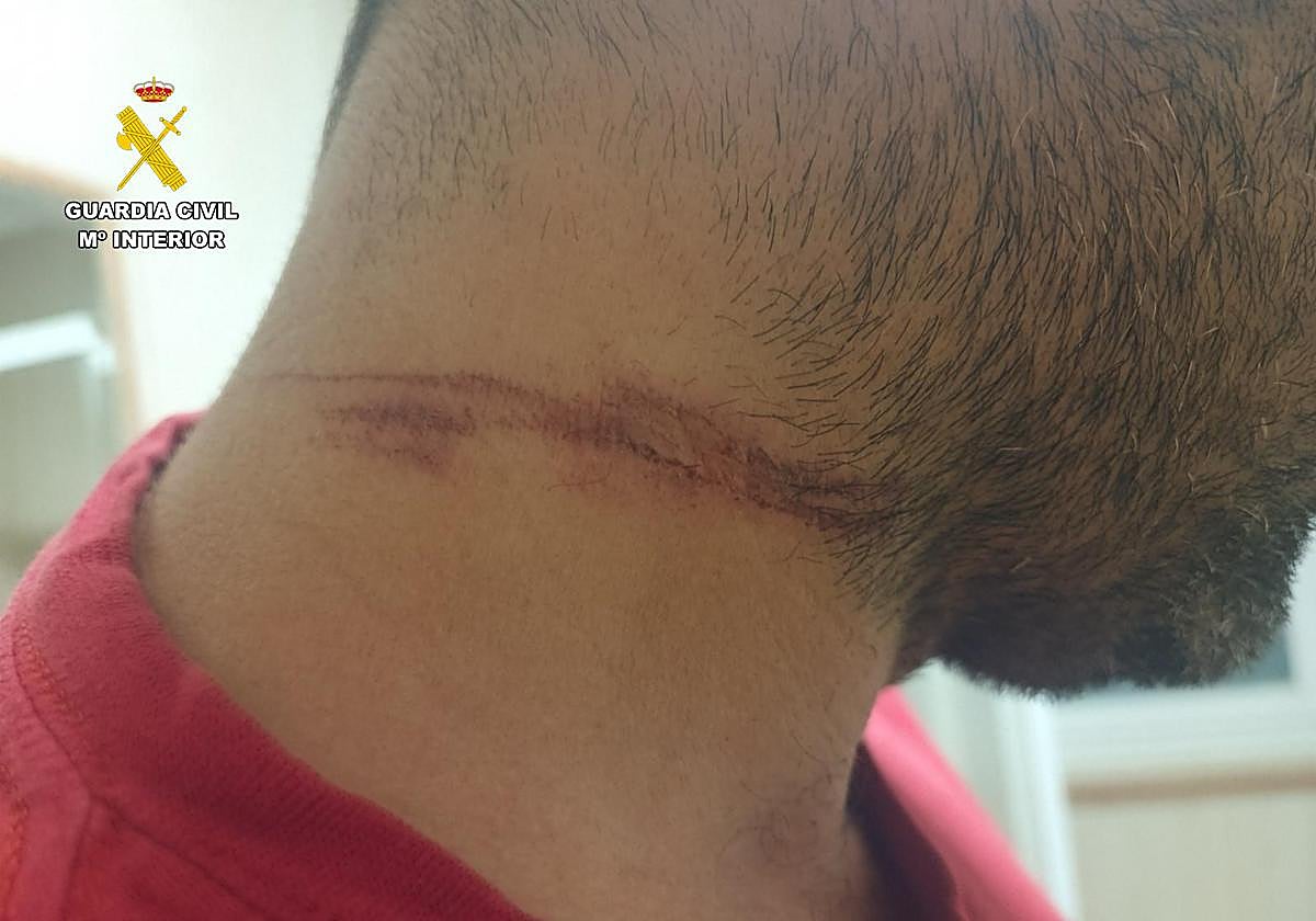 La Guardia Civil alerta del grave riesgo de colocar objetos en las carreteras tras investigar a una persona que provocó un siniestro con un motorista herido