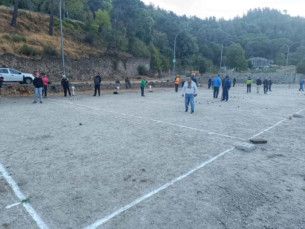 Primer torneo local de petanca en Béjar con buena participación en una modalidad en auge