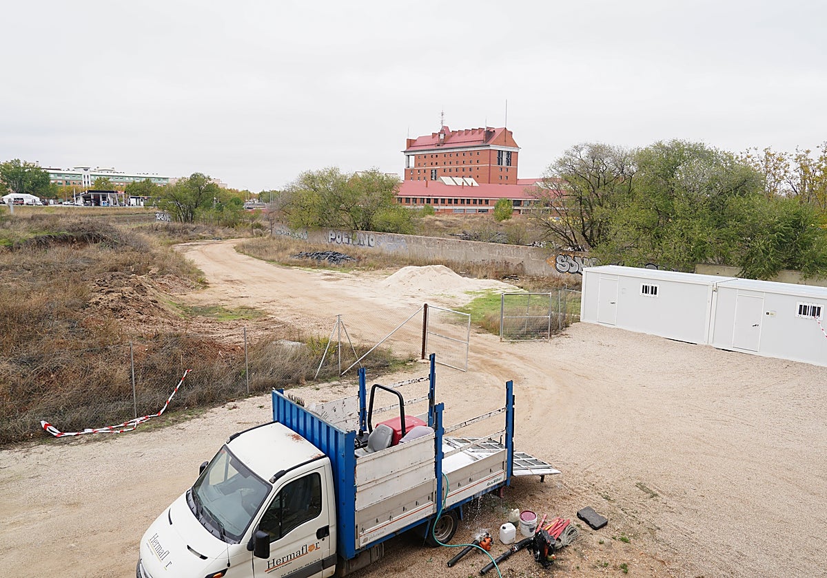 Visita de los terrenos sobre los que Obras Civiles de Castilla y León construirá el nuevo vial.