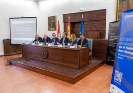 Presentación de la Cátedra Internacional en Inteligencia Artificial Fiable y Reto Demográfico (DemIA) con el rector Juan Manuel Corchado en el centro.