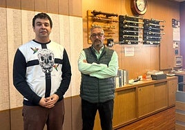 Cristian Carrascal y Alberto Vicente, en la entrada de Cortinas Emilio Paradinas.