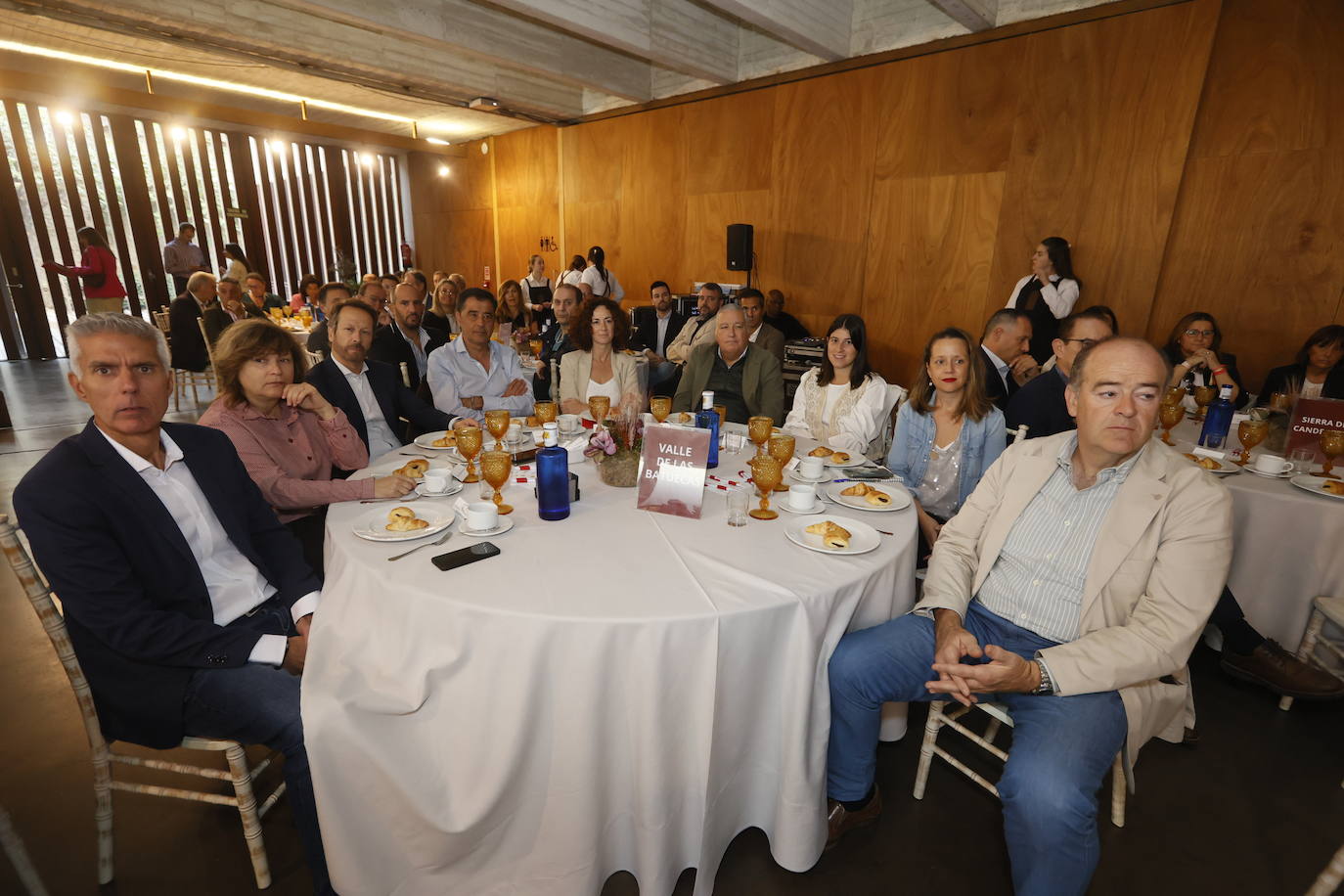 Francisco Julian Ramos y Viktoriya Markova (Servicios Punto Viso S.L.), Roberto Villar (Laboral Kutxa), Juan Manuel Jimenez (Inmobiliaria Look&Find), Mónica Ponte (LA GACETA), Miguel Ángel Gimeno (Navitia Portae), Carolina Corcho y Beatriz Diosdado (Patronato de Vivienda) y Juan Manuel Gómez (Aparejador).