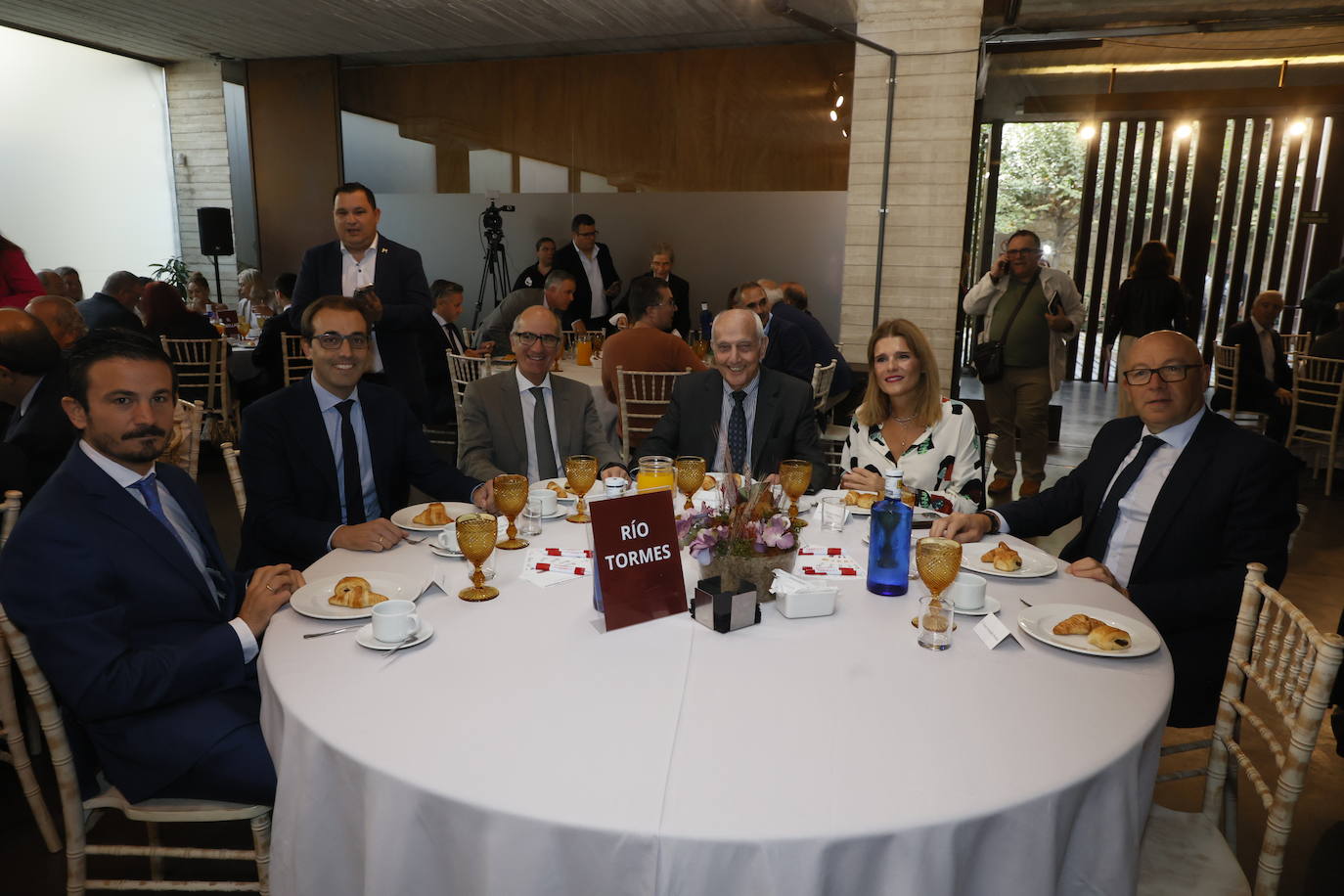 Antonio Rollán Segurado (presidente de la Confederación de Empresarios de Salamanca), Alberto Díaz San Miguel (presidente de la Cámara de Comercio), Javier Iglesias García (presidente de la Diputación de Salamanca), Pedro Díaz Mesonero (presidente de GRUPOSA), Almudena Parres Cabrera (1ª teniente de alcalde y concejala de Deportes del Ayuntamiento de Salamanca) y Jesús González Hernández (director de zona de Laboral Kutxa en Asturias, León, Zamora y Salamanca).