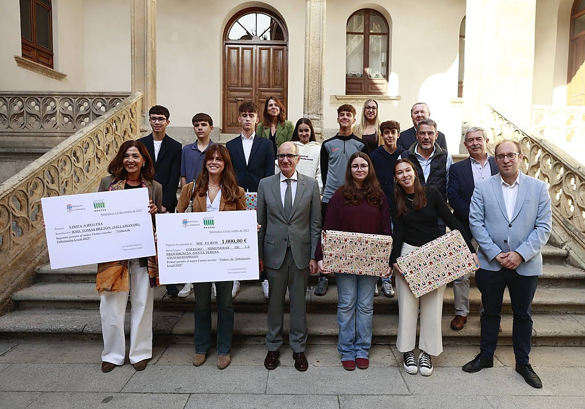 Foto de familia de todos los premiados, junto al presidente de la Diputación, otros diputados y profesores.
