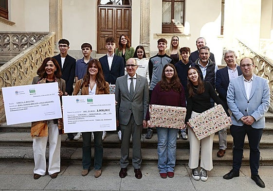 Foto de familia de todos los premiados, junto al presidente de la Diputación, otros diputados y profesores.