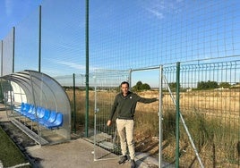 El edil de Deportes, Salvador Ruano, en la zona en la que se instalarán las gradas en el campo de fútbol de El Salinar.