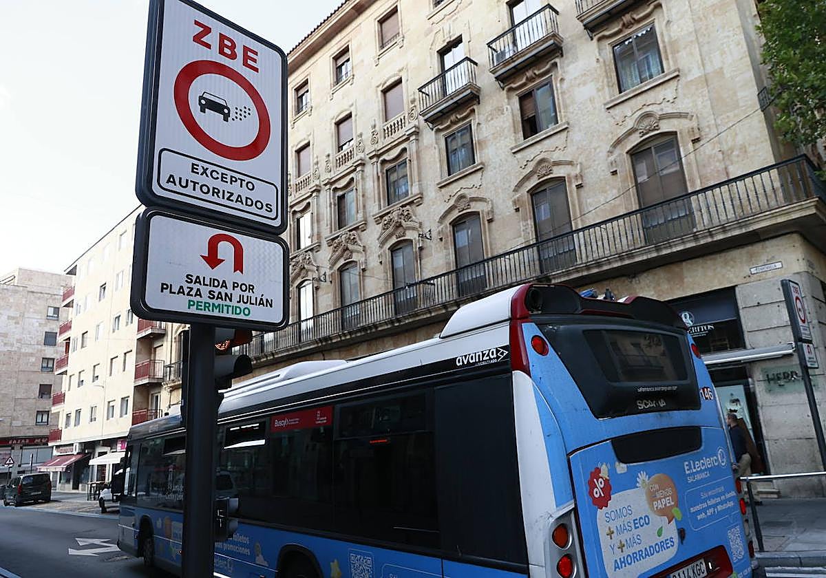 Señal bajo la de Zona de Bajas Emisiones que informa de que la salida hacia San Julián está permitida.
