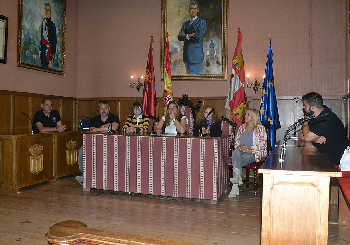 Representantes municipales y de la asociación, durante la rueda de prensa.