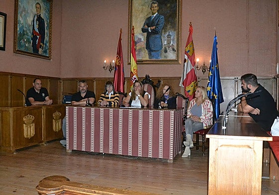 Representantes municipales y de la asociación, durante la rueda de prensa.