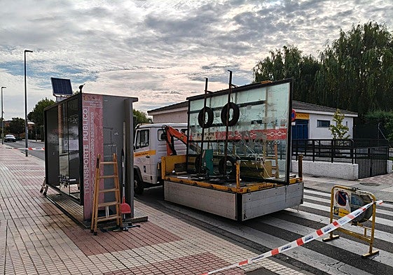 Sustitución de los cristales dañados en una de las marquesinas de Carbajosa.