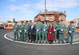 La rotonda y el monolito dedicados a la Guardia Civil, con el alcalde, Ventura Recio, la subdelegada, Rosa López, y el Teniente Coronel, Arturo Marcos.