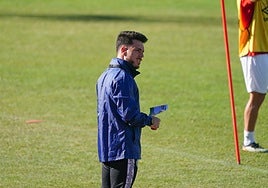 Jorge García, con sus notas de la mano, durante una sesión de trabajo en Las Pistas.