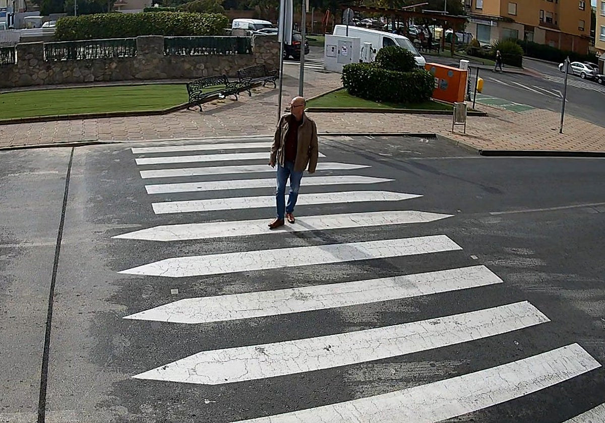 El concejal de Tráfico, Jesús Hernández, en uno de los pasos de peatones inteligentes.