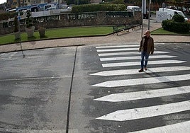 El concejal de Tráfico, Jesús Hernández, en uno de los pasos de peatones inteligentes.