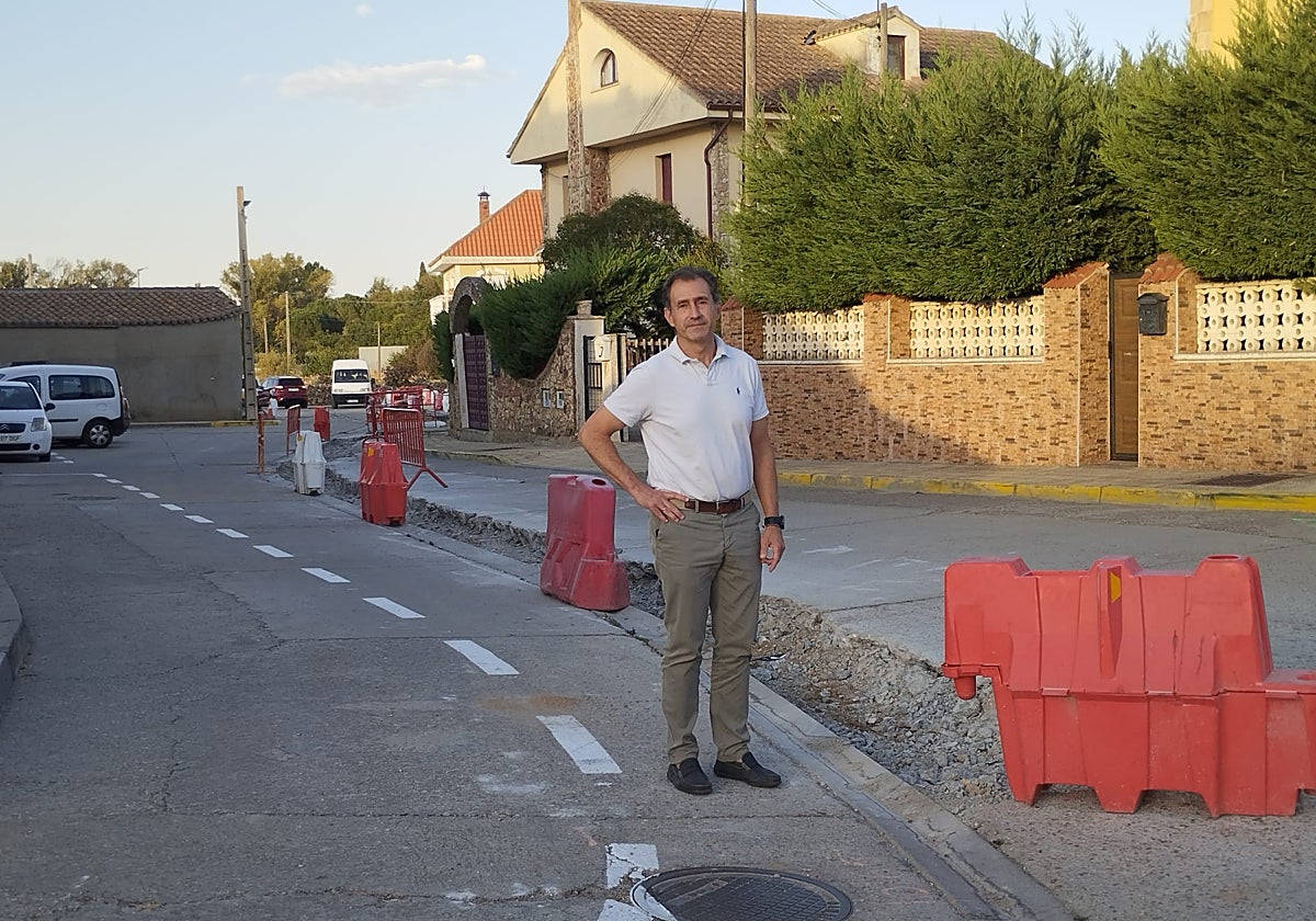 El alcalde, Enrique García, en la zona de las obras.