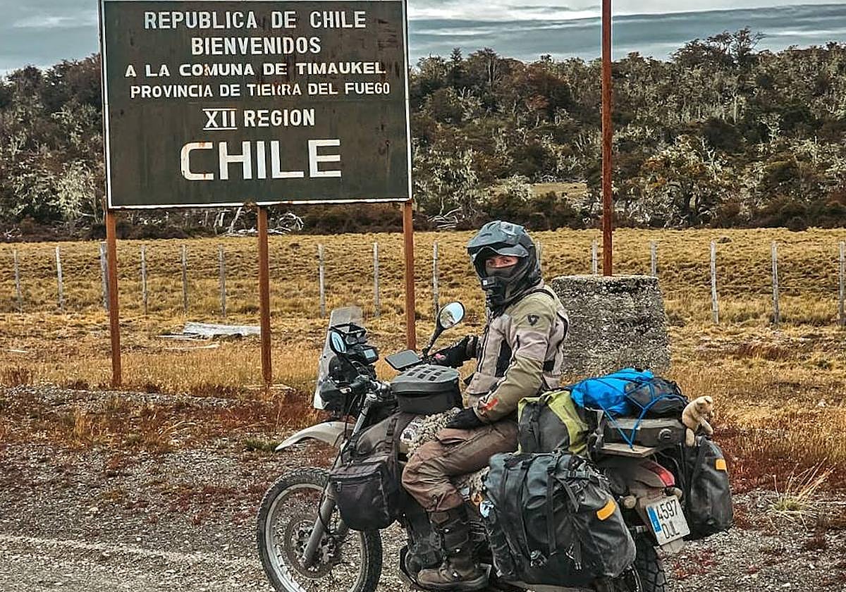 Félix, entrando en Chile durante el recorrido por el continente americano.