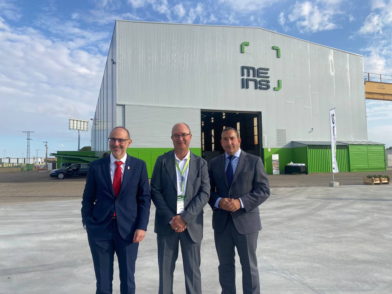 Mariano Muñoz, director general de Industria de la Junta de Castilla y León; Julián Herrero, fundador y presidente de MEINS, y Eloy Ruiz, delegado territorial de la Junta de Castilla y León en Salamanca.