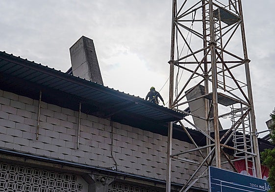 Trabajos en la cubierta del Helmántico el miércoles.